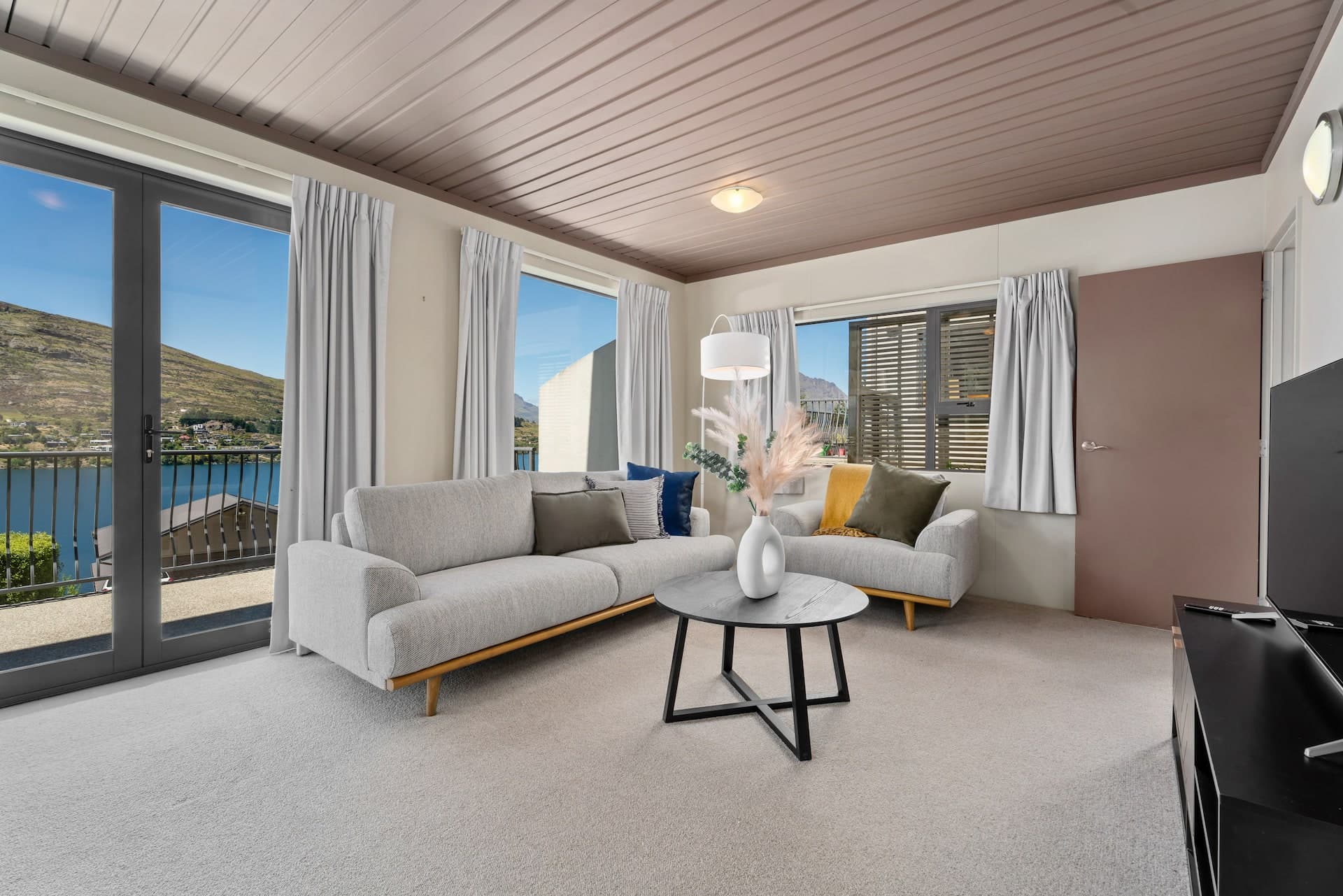 Panoramic Views, Peaceful Retreat