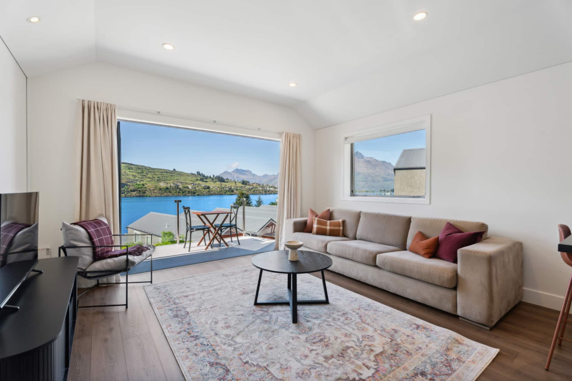 Lakefront Living on Frankton Road